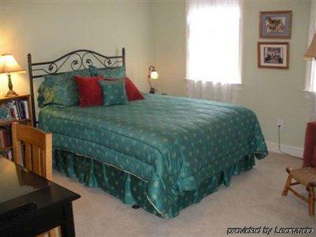 Haynes Bed And Breakfast Greensboro Room photo