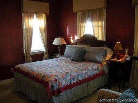 Haynes Bed And Breakfast Greensboro Room photo